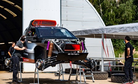 2022 Audi RS Q e-tron Dakar Rally Making Of Wallpapers  450x275 (23)