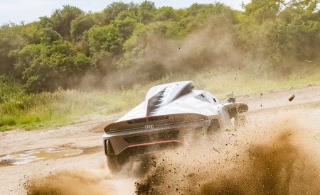2022 Audi RS Q e-tron Dakar Rally Testing Wallpapers 450x275 (11)
