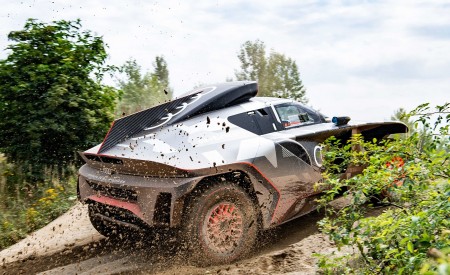 2022 Audi RS Q e-tron Dakar Rally Testing Wallpapers 450x275 (10)