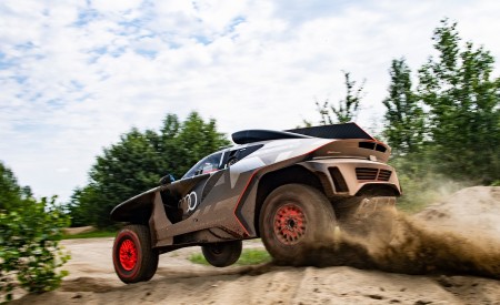 2022 Audi RS Q e-tron Dakar Rally Testing Wallpapers 450x275 (9)