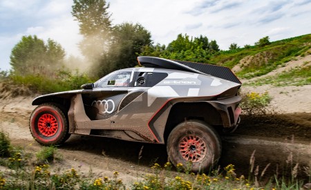 2022 Audi RS Q e-tron Dakar Rally Testing Wallpapers 450x275 (8)
