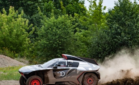 2022 Audi RS Q e-tron Dakar Rally Testing Wallpapers 450x275 (7)