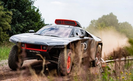 2022 Audi RS Q e-tron Dakar Rally Testing Wallpapers 450x275 (5)