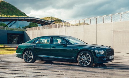 2022 Bentley Flying Spur Hybrid Front Three-Quarter Wallpapers 450x275 (3)