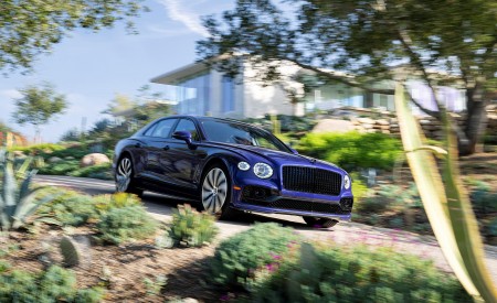 2022 Bentley Flying Spur Hybrid Front Three-Quarter Wallpapers 450x275 (67)