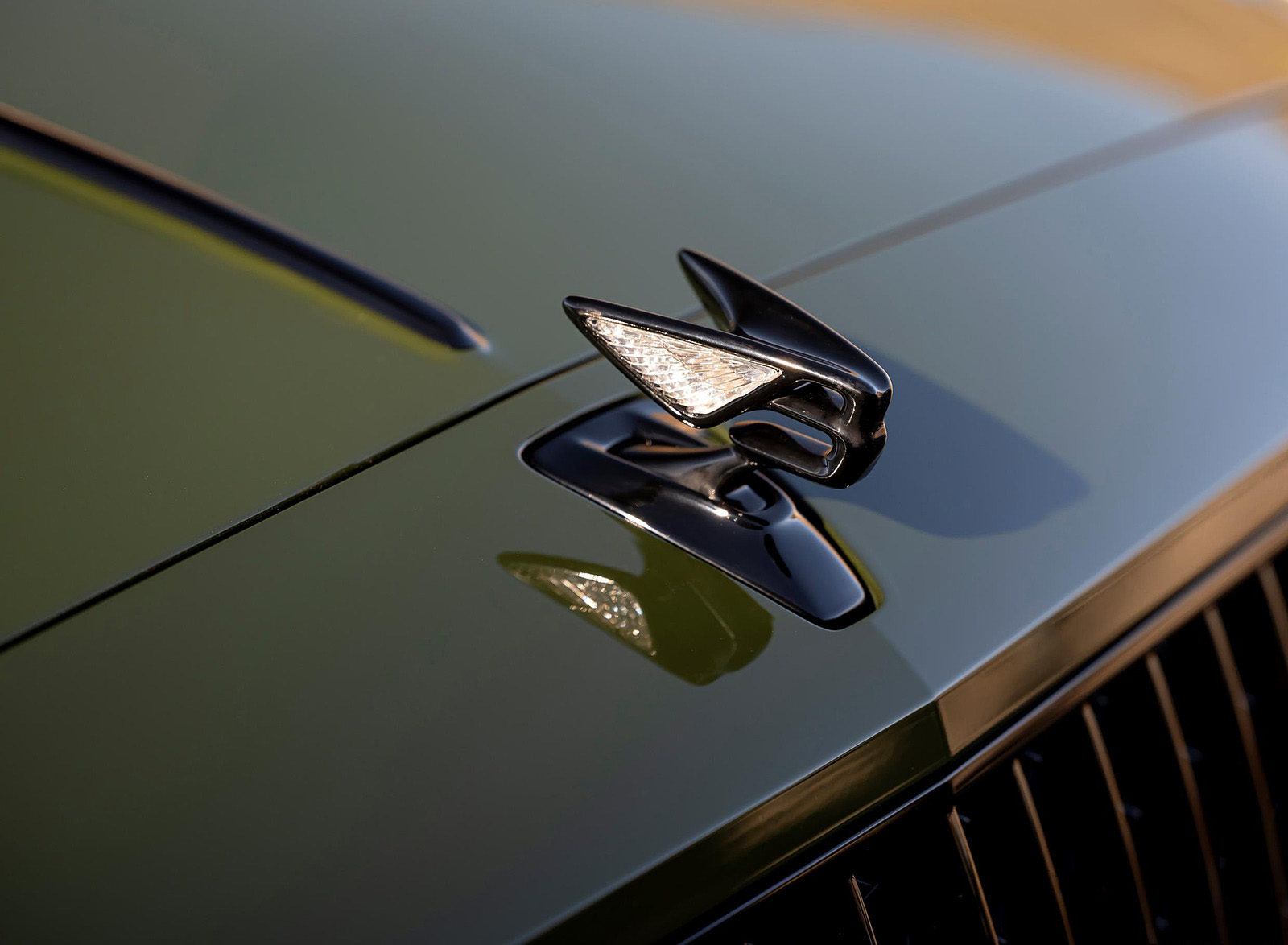 2022 Bentley Flying Spur Hybrid Hood Ornament Wallpapers #93 of 182