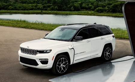 2022 Jeep Grand Cherokee 4xe Plug-In Hybrid Front Three-Quarter Wallpapers 450x275 (67)