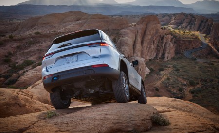 2022 Jeep Grand Cherokee Trailhawk 4xe Off-Road Wallpapers 450x275 (18)