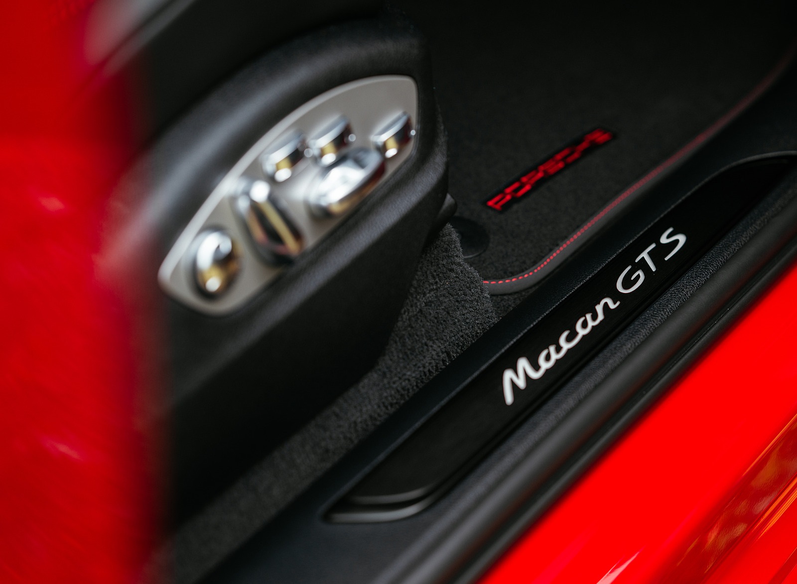 2022 Porsche Macan GTS (Color: Carmine Red) Door Sill Wallpapers #53 of 229