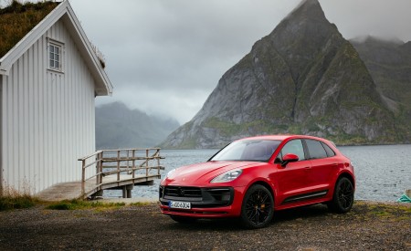 2022 Porsche Macan GTS (Color: Carmine Red) Front Three-Quarter Wallpapers 450x275 (38)