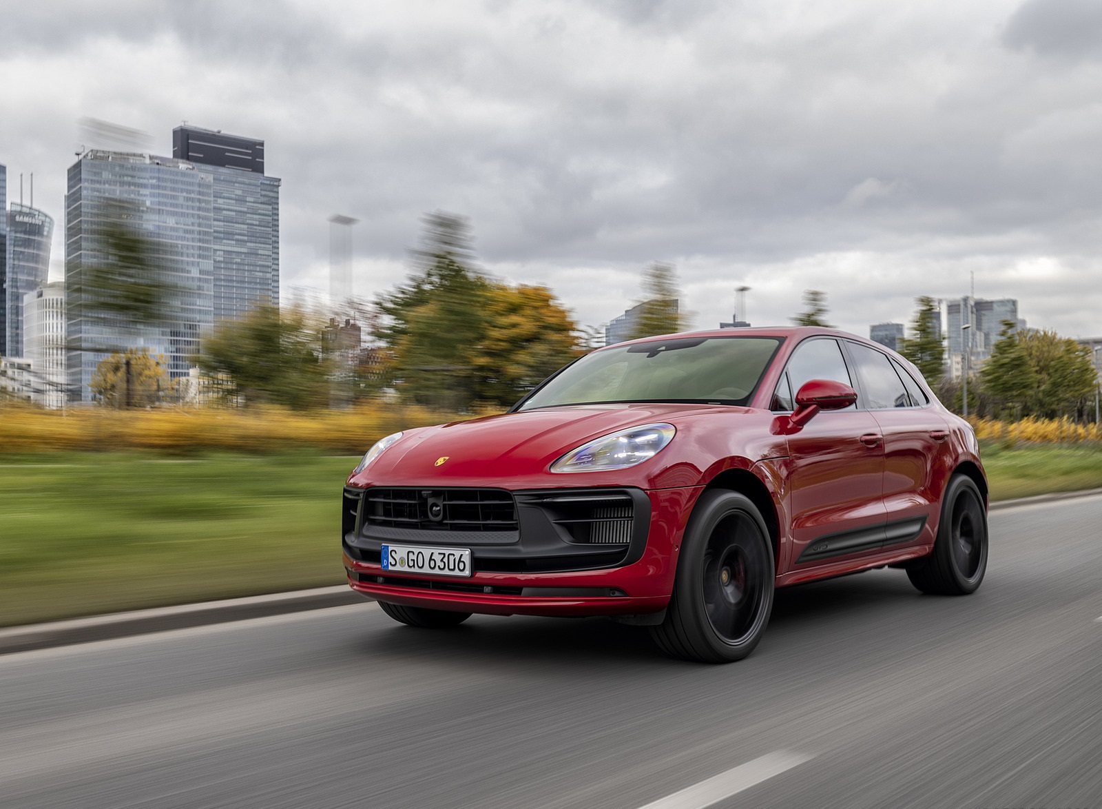 2022 Porsche Macan GTS (Color: Carmine Red) Front Three-Quarter Wallpapers #196 of 229