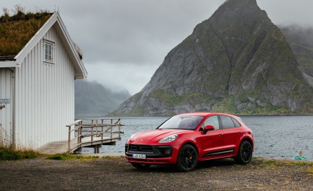 2022 Porsche Macan GTS (Color: Carmine Red) Front Three-Quarter Wallpapers 450x275 (37)