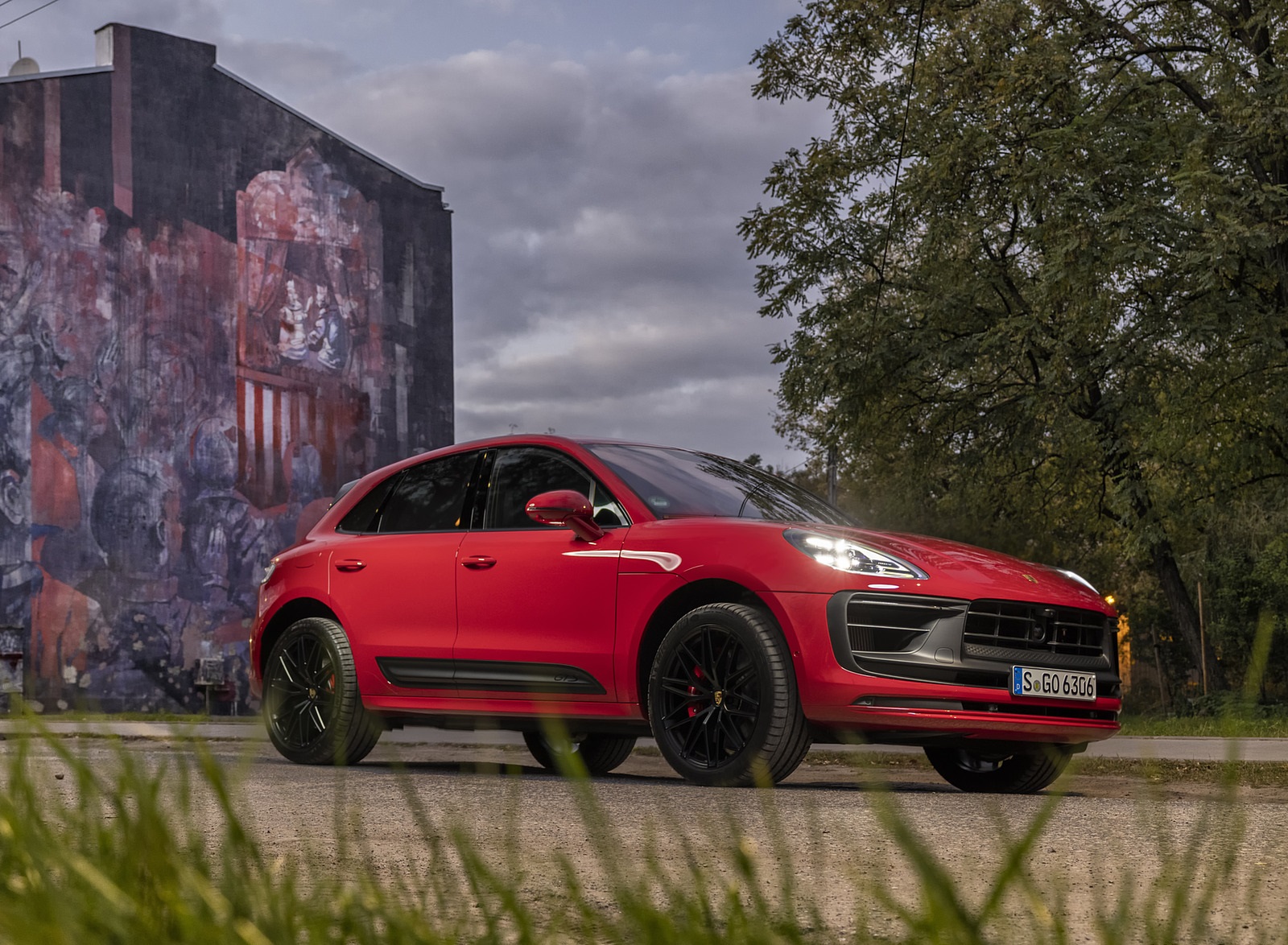 2022 Porsche Macan GTS (Color: Carmine Red) Front Three-Quarter Wallpapers #210 of 229