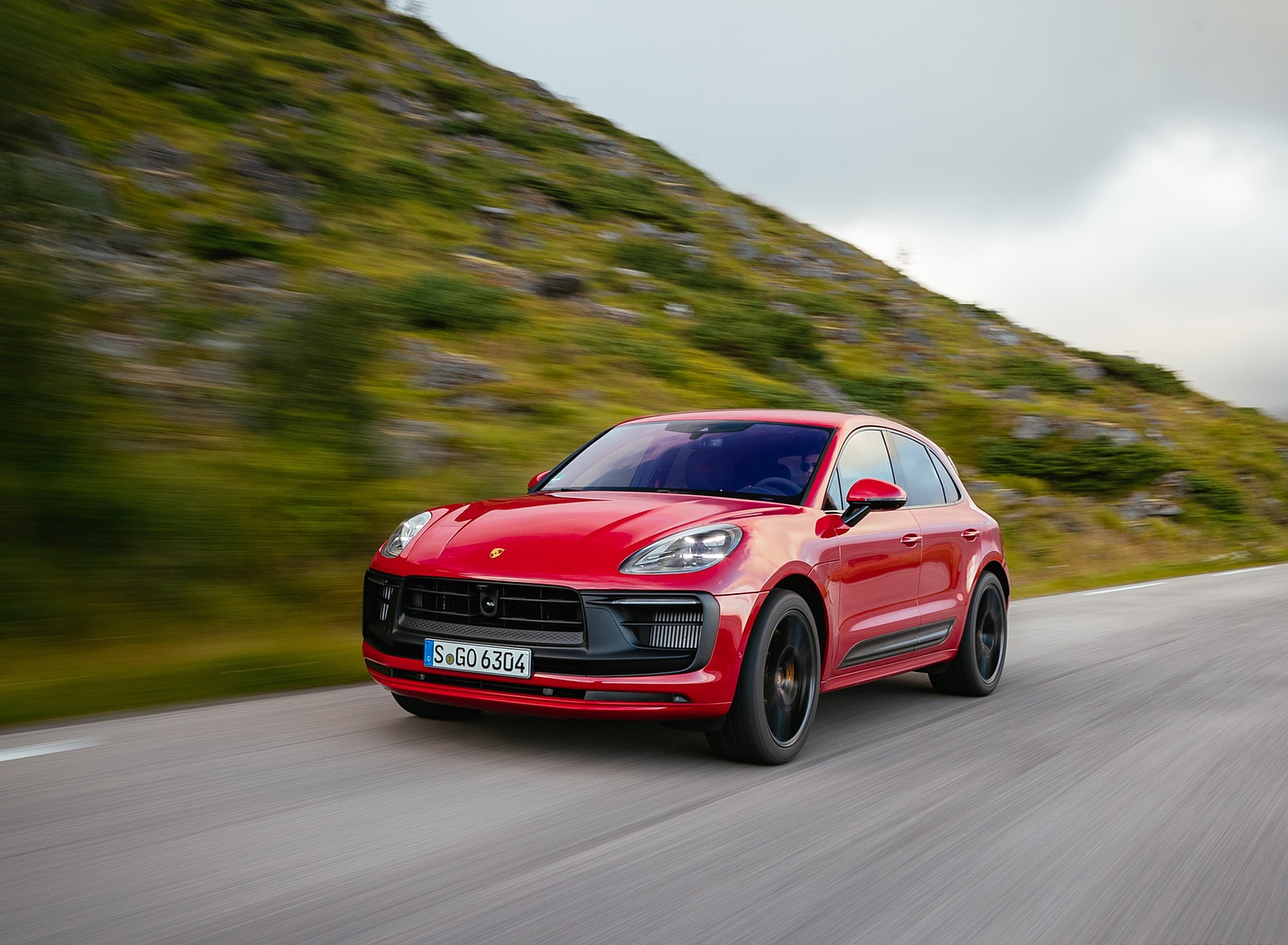 2022 Porsche Macan GTS (Color: Carmine Red) Front Three-Quarter Wallpapers #20 of 229