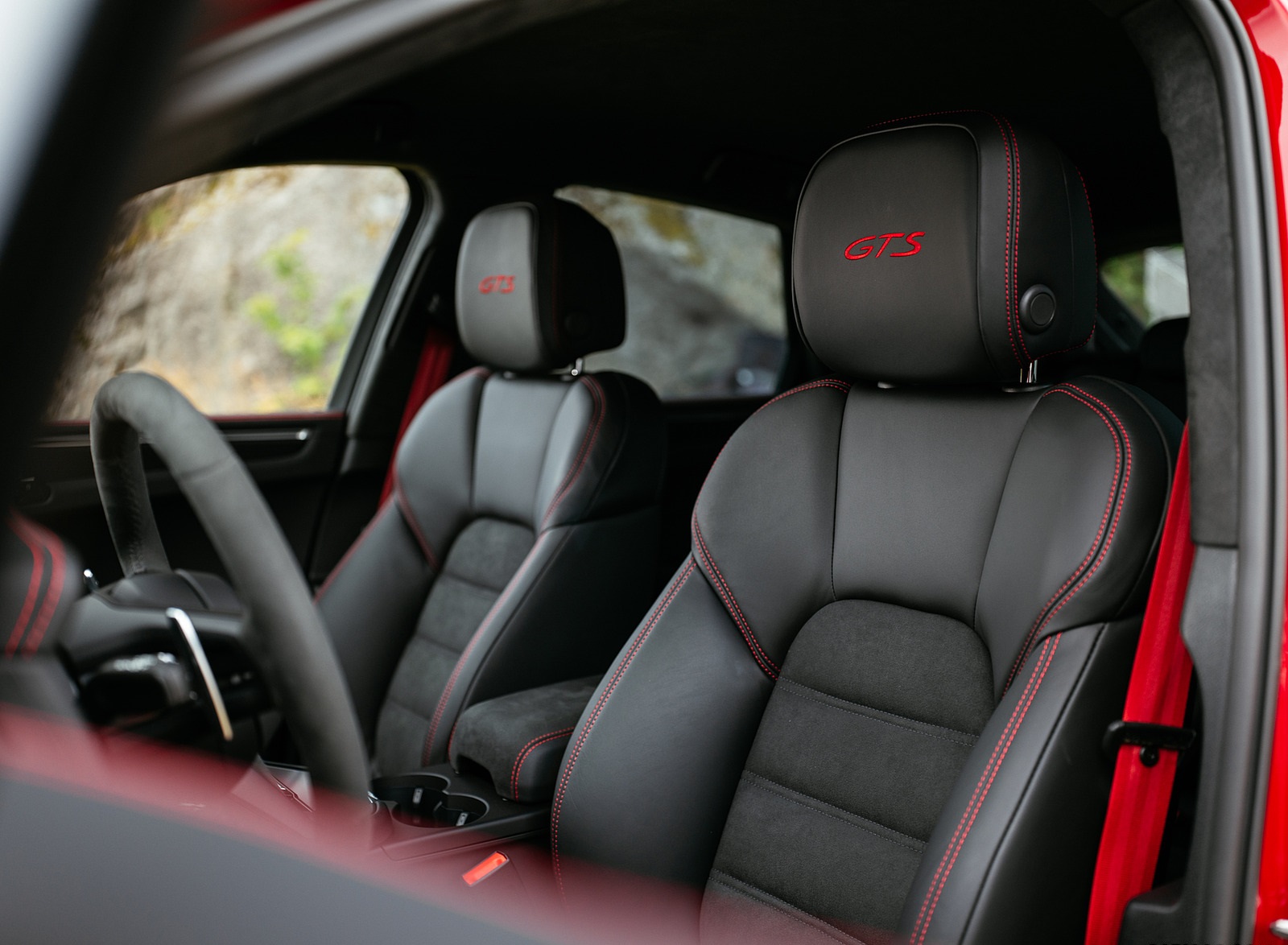 2022 Porsche Macan GTS (Color: Carmine Red) Interior Front Seats Wallpapers #64 of 229