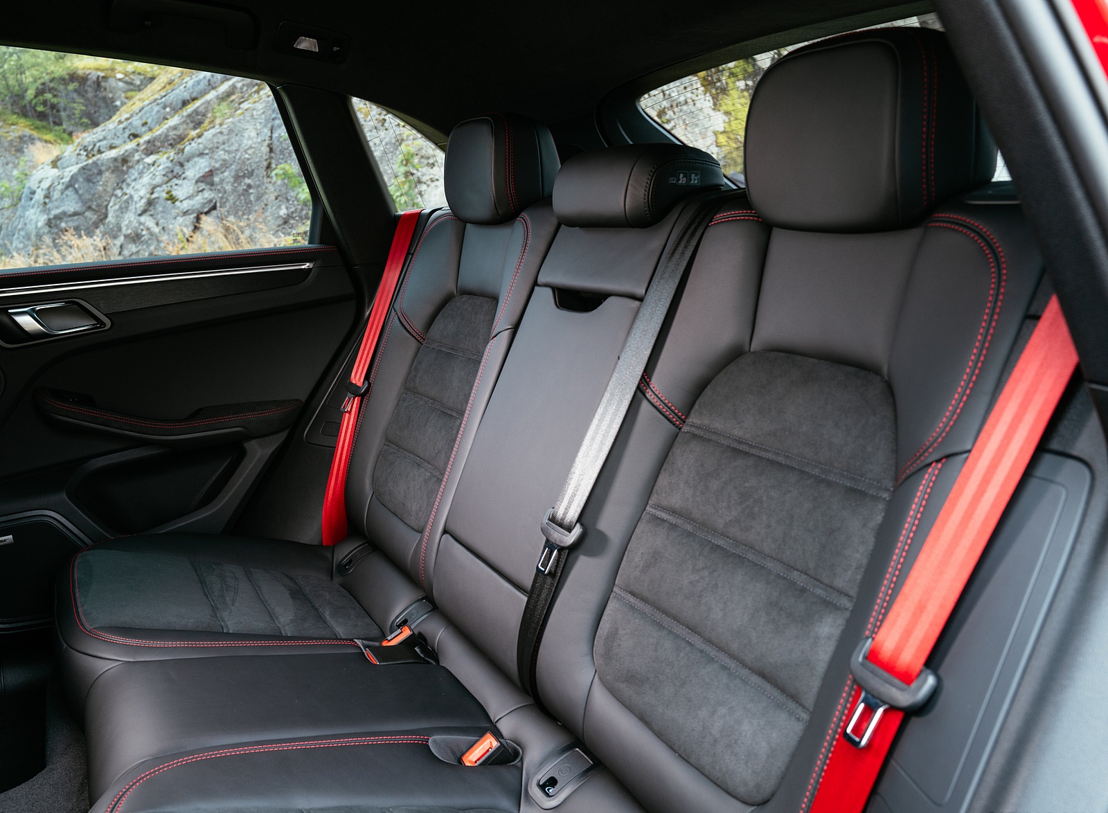 2022 Porsche Macan GTS (Color: Carmine Red) Interior Rear Seats Wallpapers #65 of 229