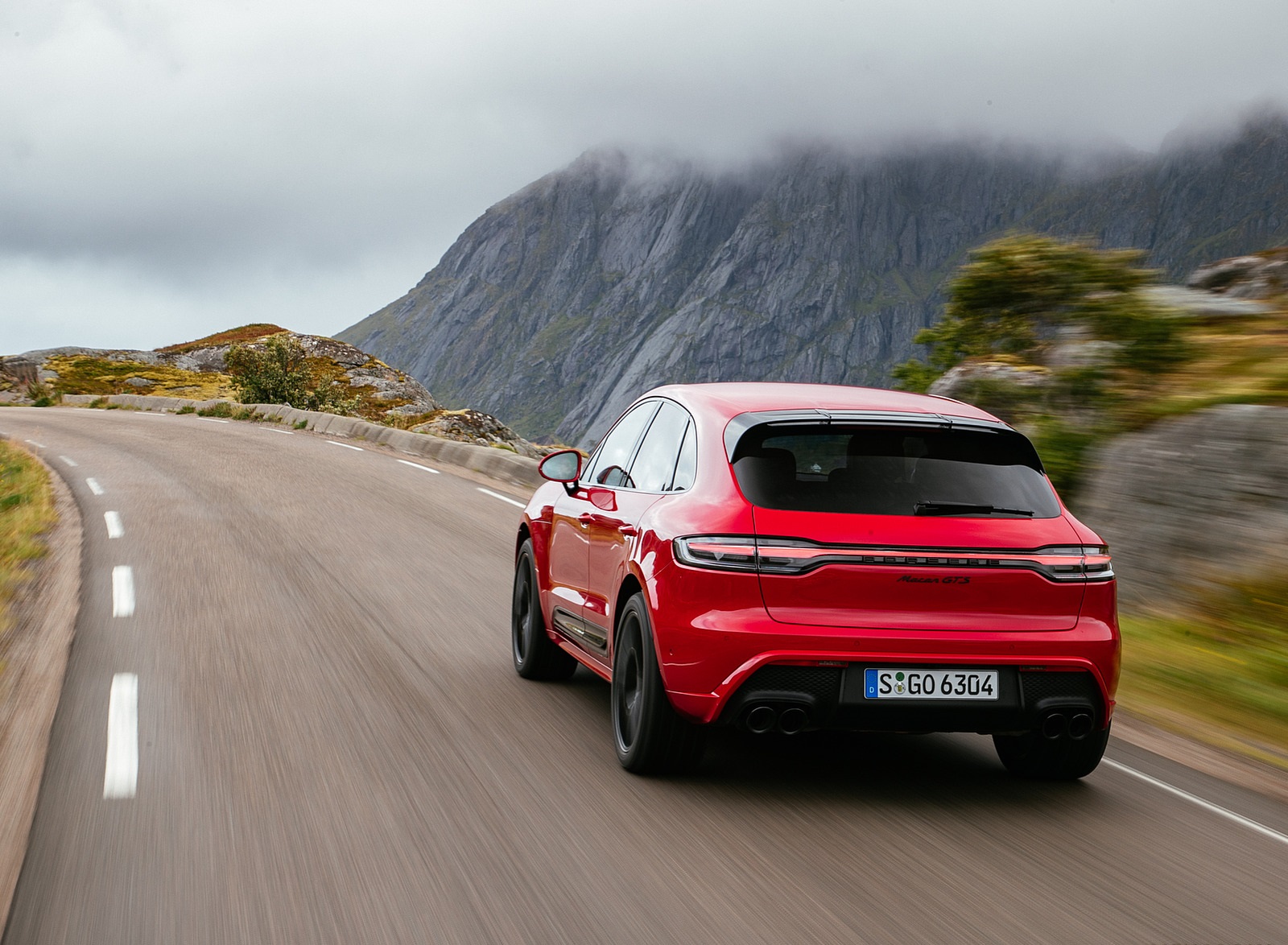 2022 Porsche Macan GTS (Color: Carmine Red) Rear Three-Quarter Wallpapers #22 of 229