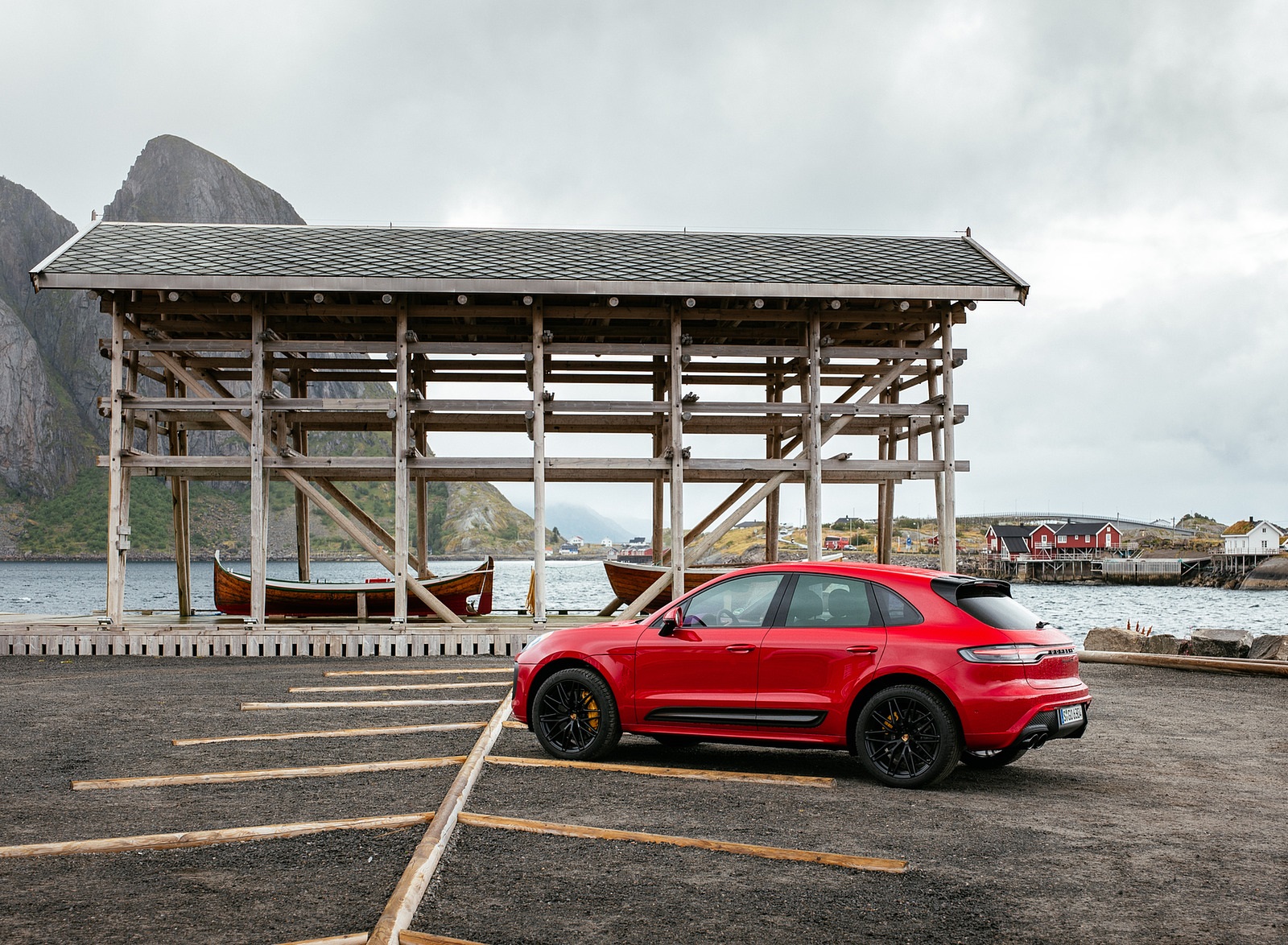 2022 Porsche Macan GTS (Color: Carmine Red) Side Wallpapers #45 of 229