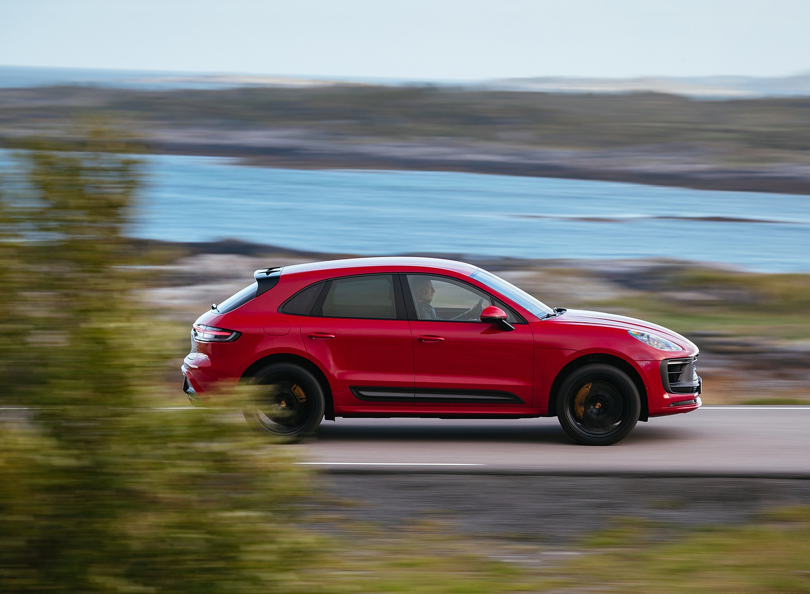 2022 Porsche Macan GTS (Color: Carmine Red) Side Wallpapers #24 of 229