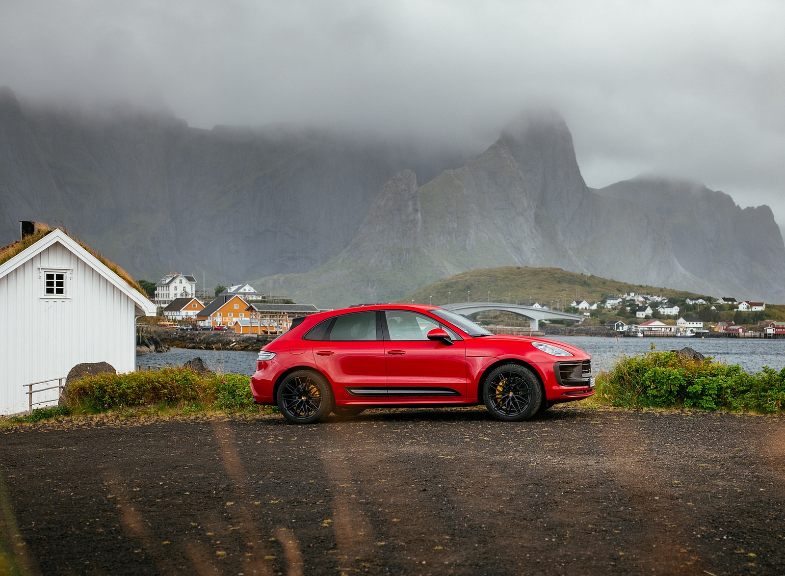 2022 Porsche Macan GTS (Color: Carmine Red) Side Wallpapers #46 of 229