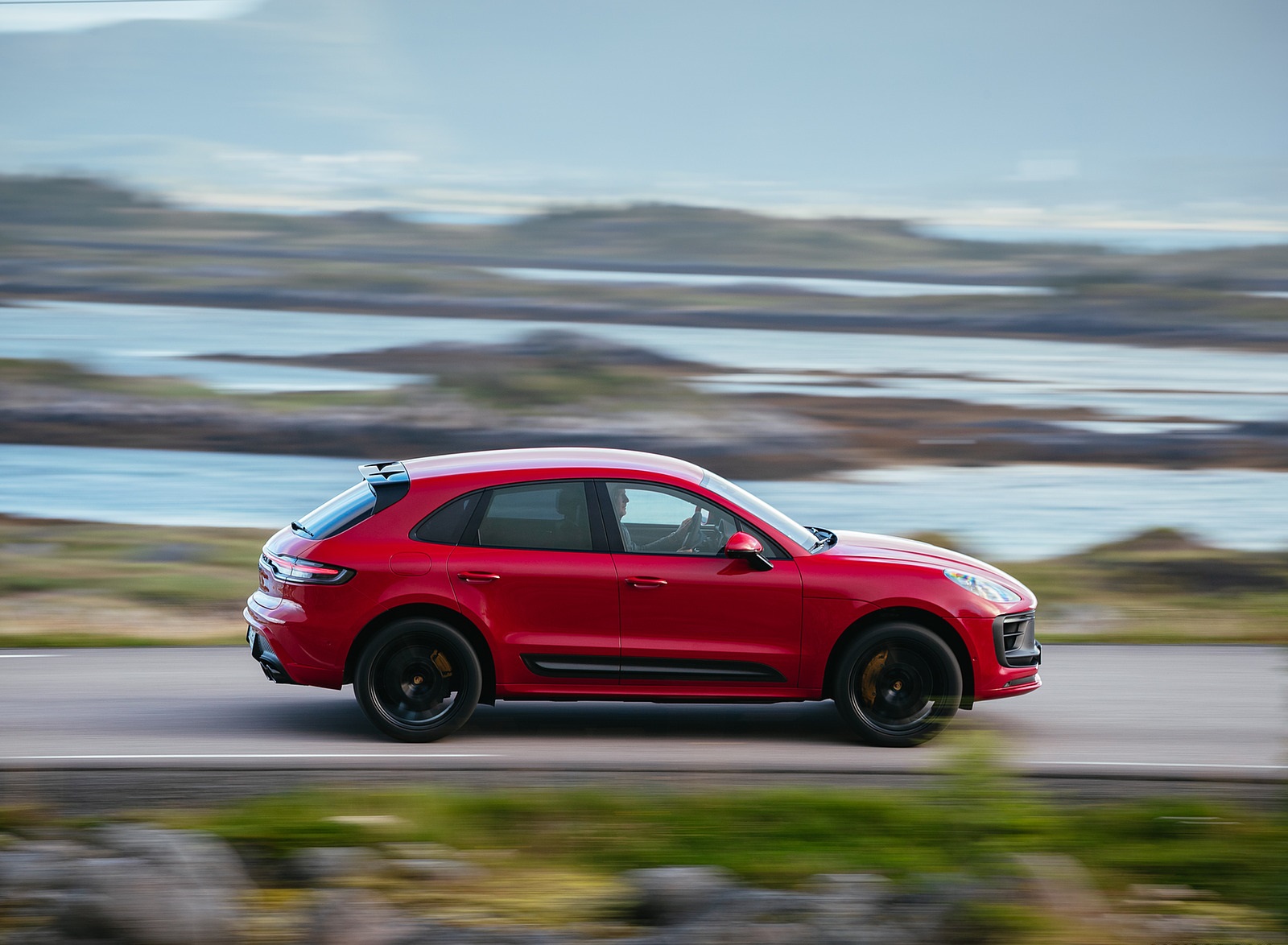 2022 Porsche Macan GTS (Color: Carmine Red) Side Wallpapers #25 of 229