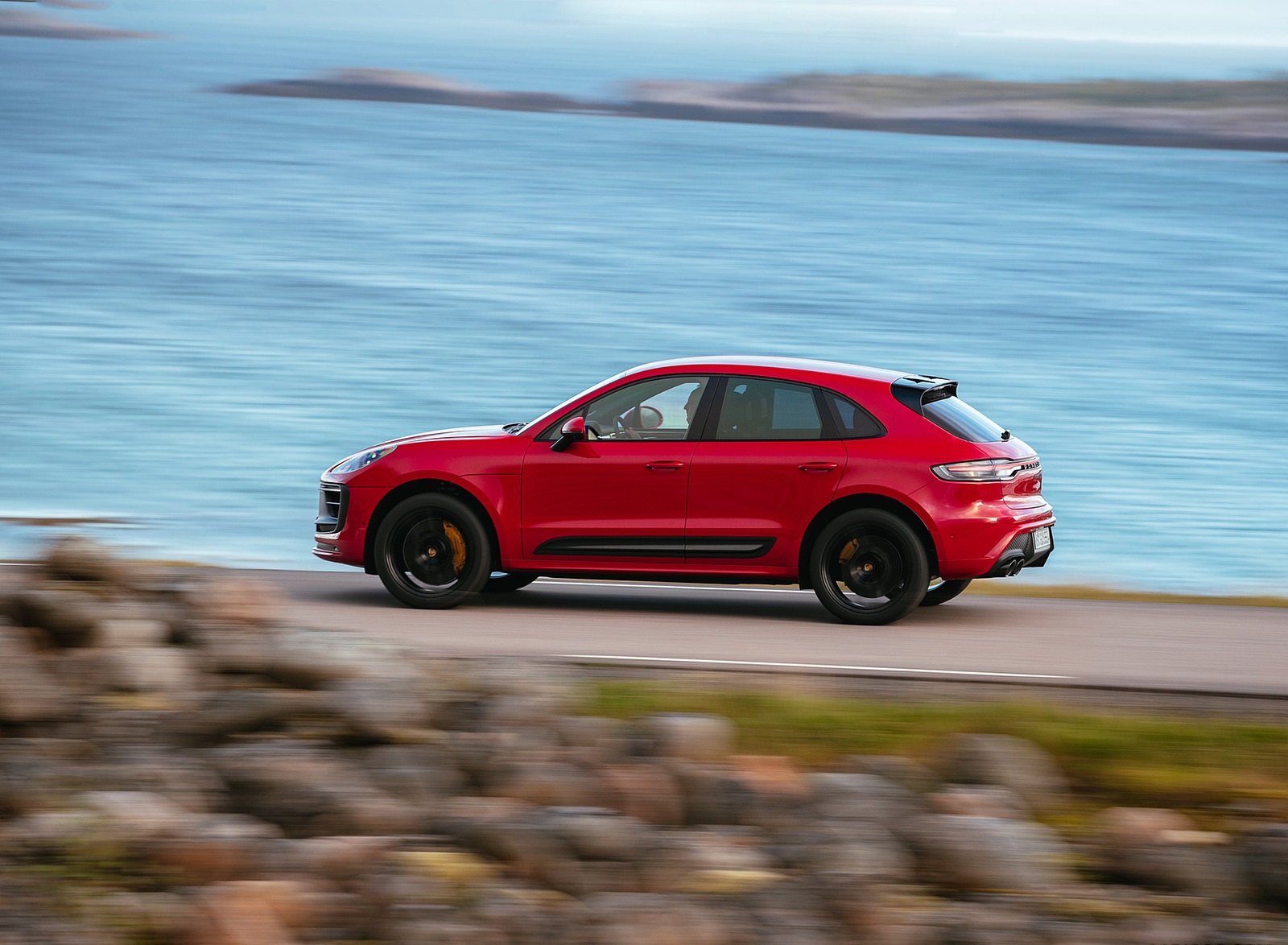 2022 Porsche Macan GTS (Color: Carmine Red) Side Wallpapers #26 of 229