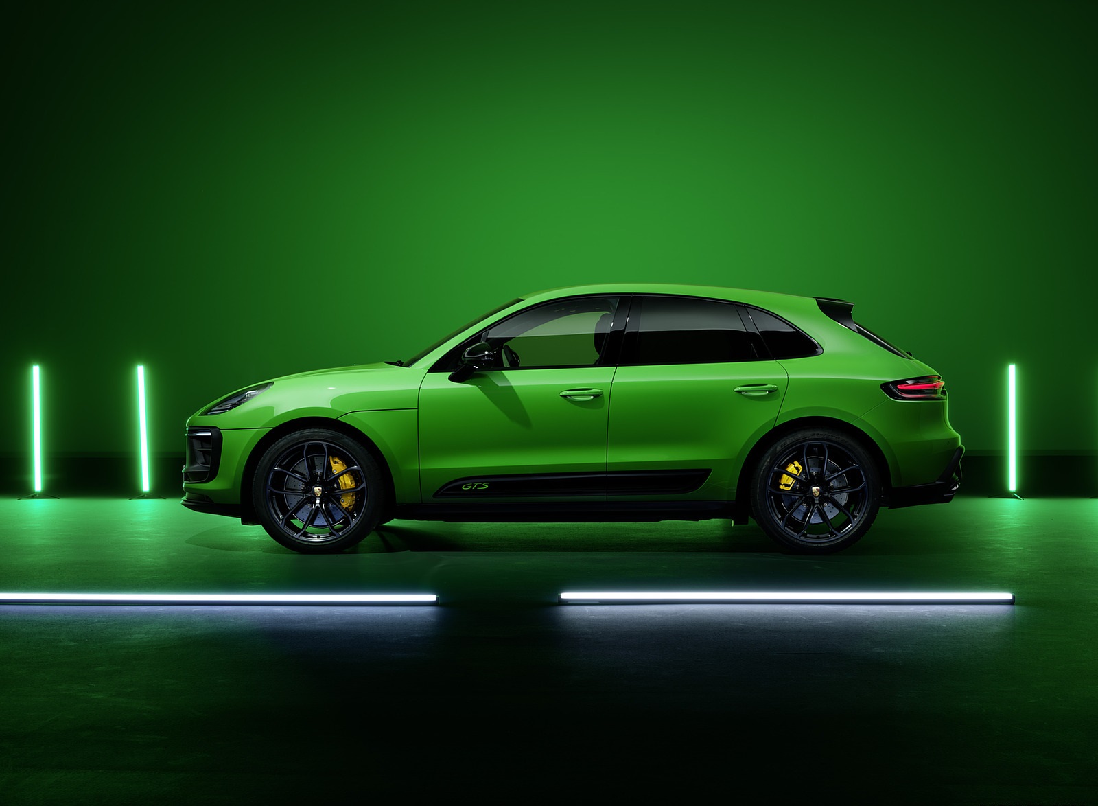2022 Porsche Macan GTS with Sport Package Side Wallpapers #155 of 229