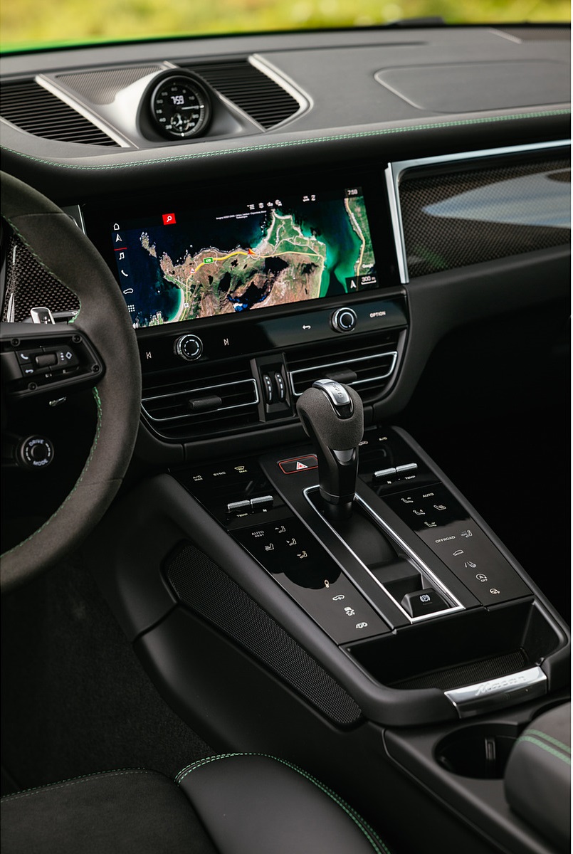 2022 Porsche Macan GTS with Sport package (Color: Python Green) Central Console Wallpapers #142 of 229