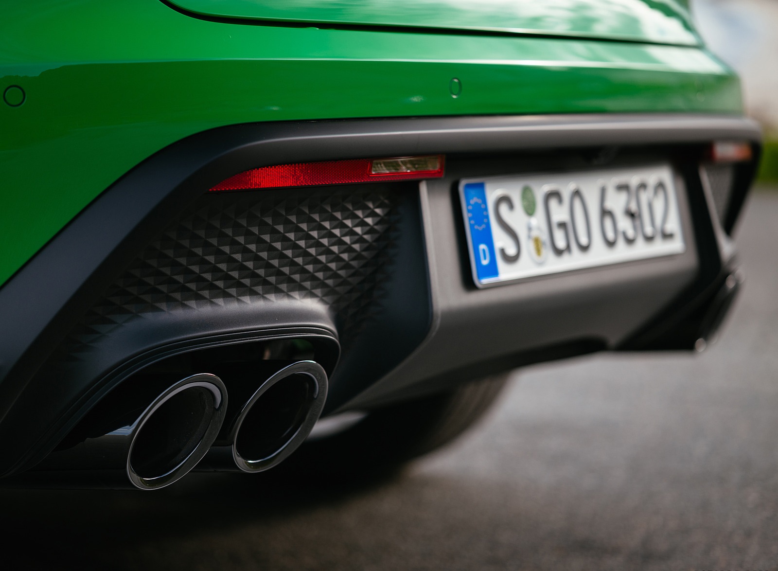 2022 Porsche Macan GTS with Sport package (Color: Python Green) Exhaust Wallpapers #129 of 229