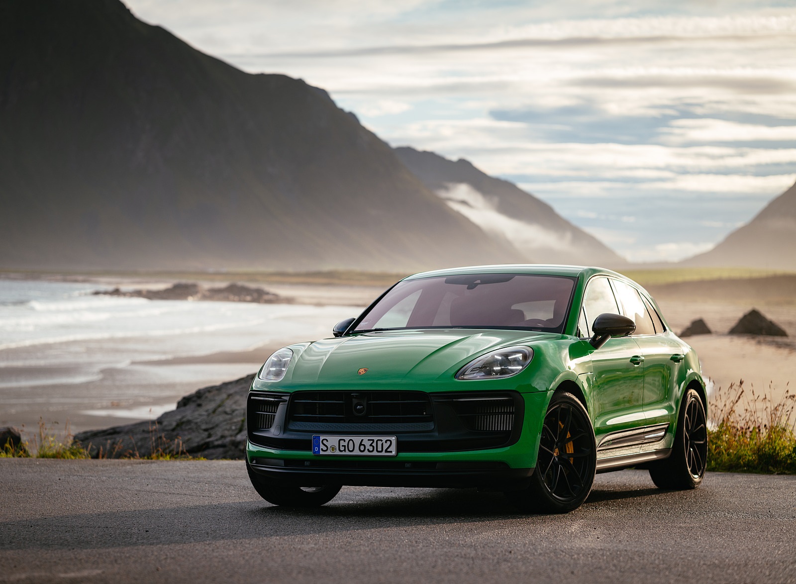 2022 Porsche Macan GTS with Sport package (Color: Python Green) Front Three-Quarter Wallpapers #106 of 229
