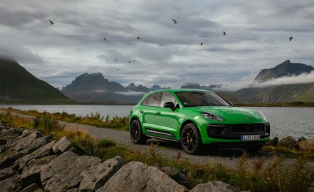 2022 Porsche Macan GTS with Sport package (Color: Python Green) Front Three-Quarter Wallpapers 450x275 (99)