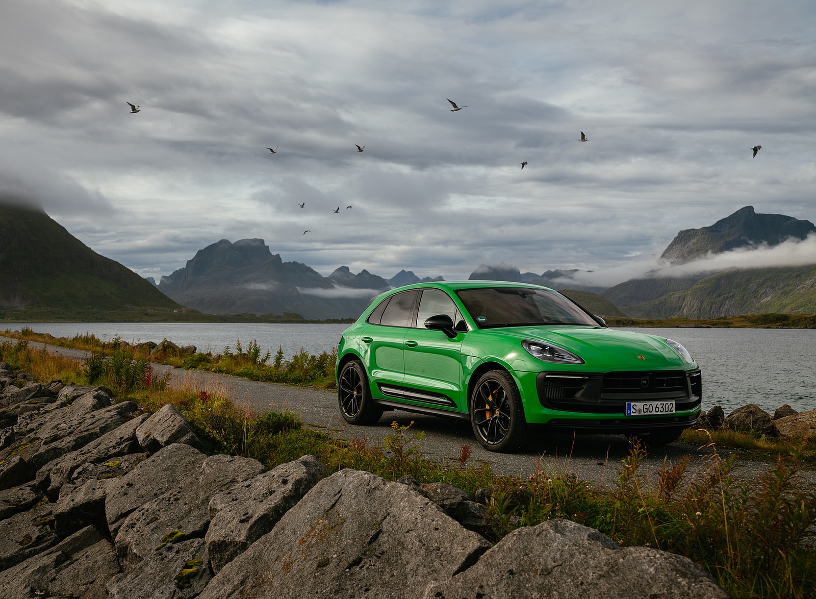 2022 Porsche Macan GTS with Sport package (Color: Python Green) Front Three-Quarter Wallpapers #99 of 229