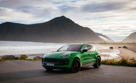 2022 Porsche Macan GTS with Sport package (Color: Python Green) Front Three-Quarter Wallpapers 450x275 (107)