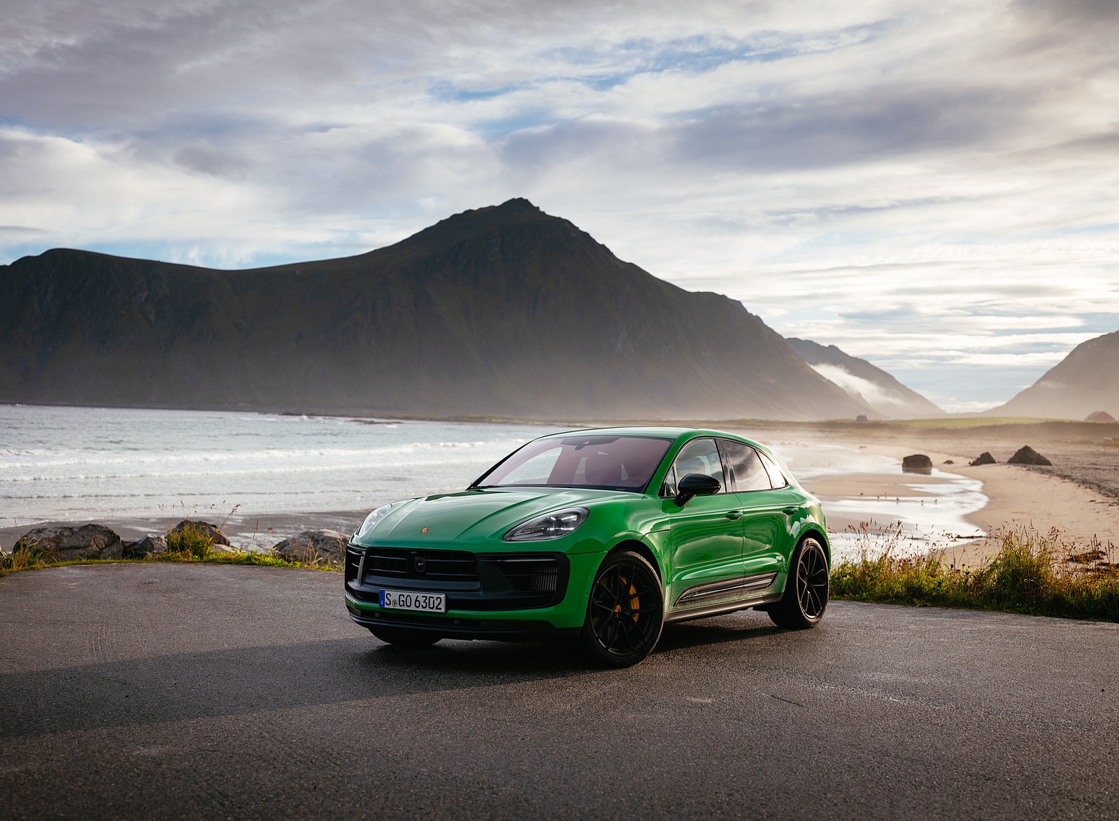 2022 Porsche Macan GTS with Sport package (Color: Python Green) Front Three-Quarter Wallpapers #107 of 229