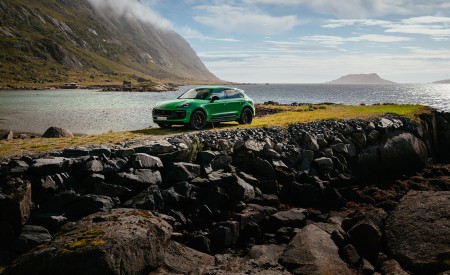 2022 Porsche Macan GTS with Sport package (Color: Python Green) Front Three-Quarter Wallpapers 450x275 (100)