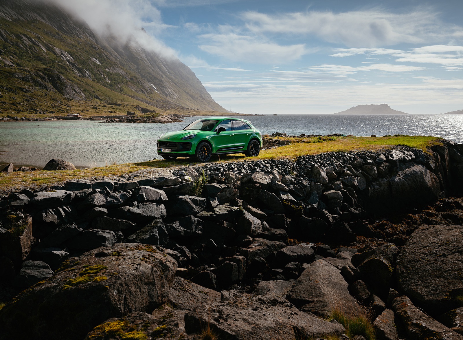 2022 Porsche Macan GTS with Sport package (Color: Python Green) Front Three-Quarter Wallpapers #100 of 229