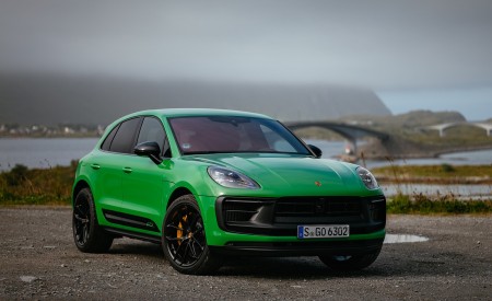 2022 Porsche Macan GTS with Sport package (Color: Python Green) Front Three-Quarter Wallpapers 450x275 (108)