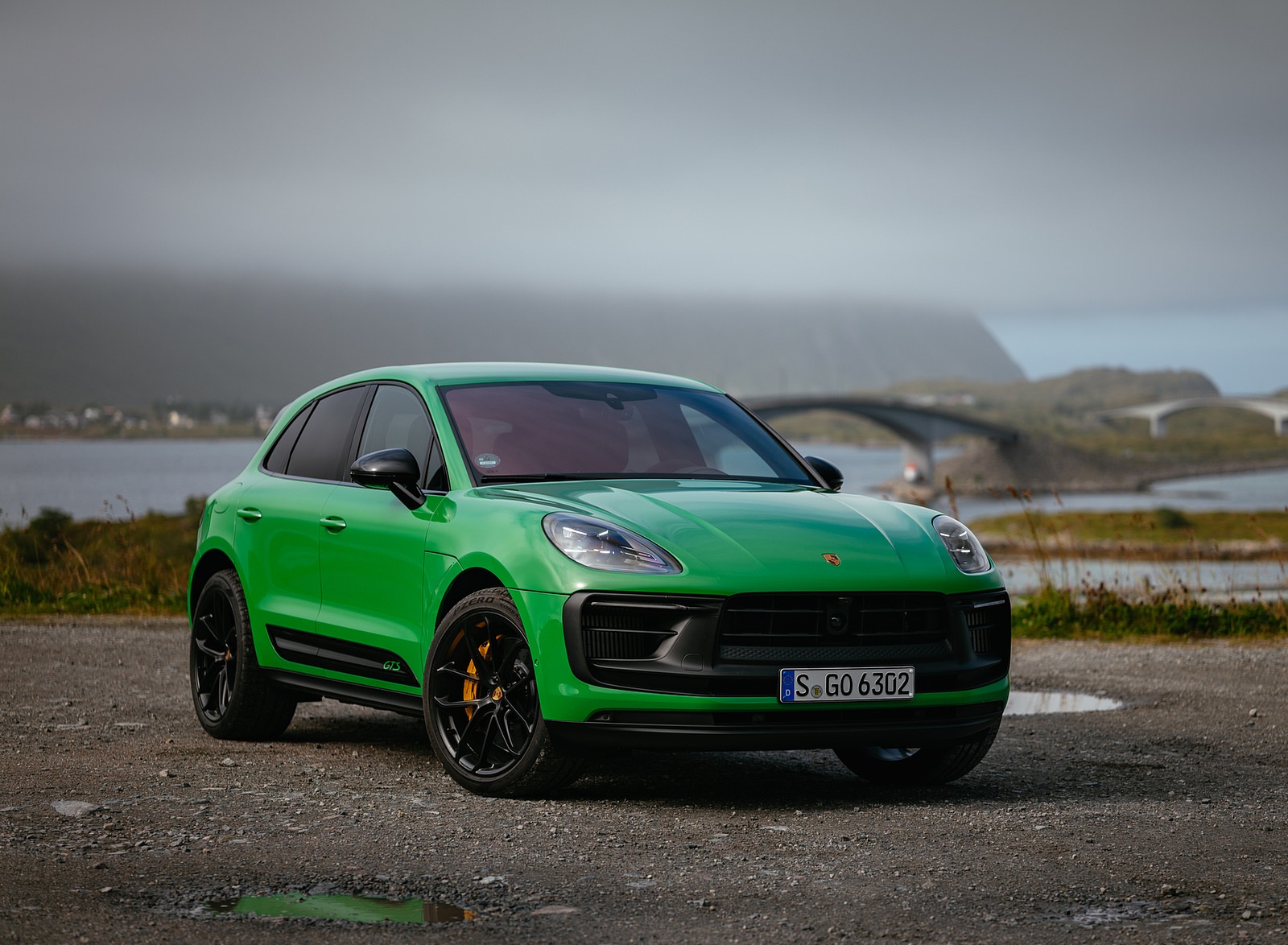 2022 Porsche Macan GTS with Sport package (Color: Python Green) Front Three-Quarter Wallpapers #108 of 229