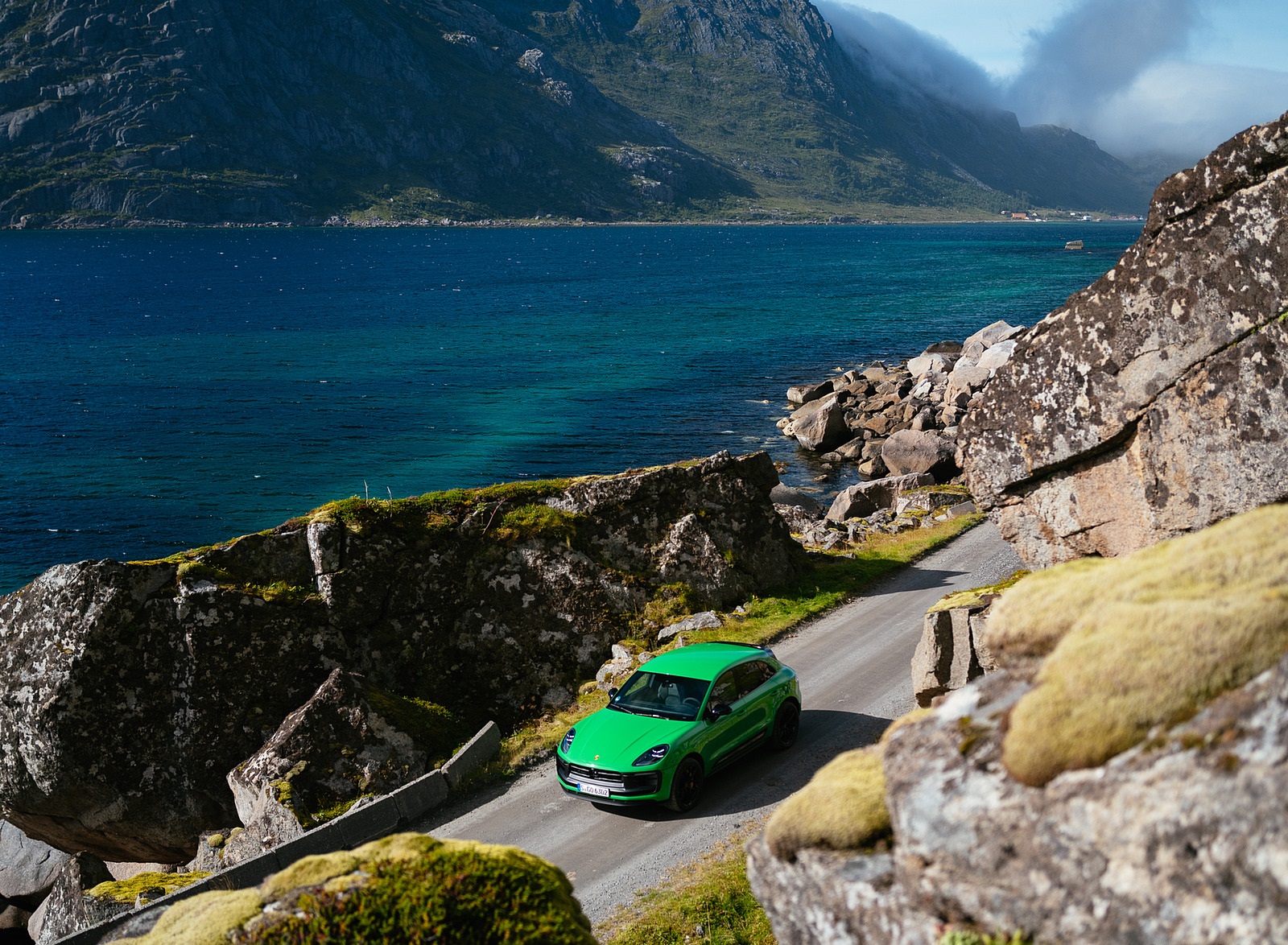 2022 Porsche Macan GTS with Sport package (Color: Python Green) Front Three-Quarter Wallpapers #88 of 229