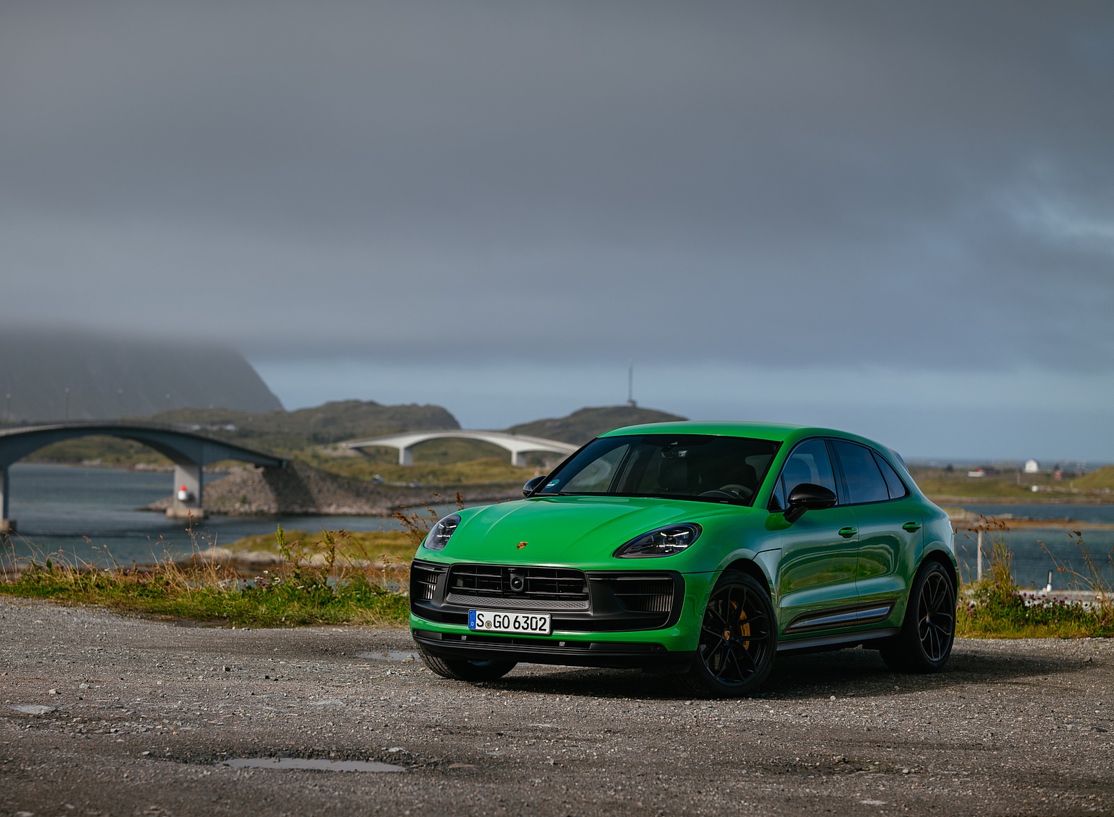 2022 Porsche Macan GTS with Sport package (Color: Python Green) Front Three-Quarter Wallpapers #109 of 229