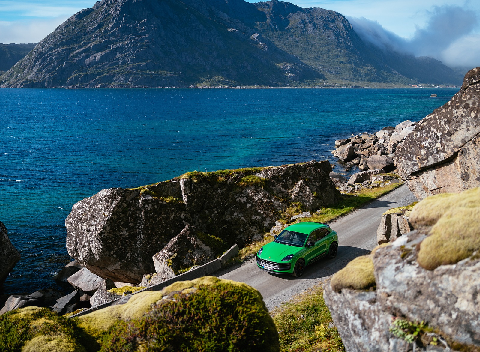 2022 Porsche Macan GTS with Sport package (Color: Python Green) Front Three-Quarter Wallpapers #89 of 229