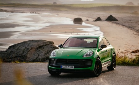 2022 Porsche Macan GTS with Sport package (Color: Python Green) Front Three-Quarter Wallpapers 450x275 (111)
