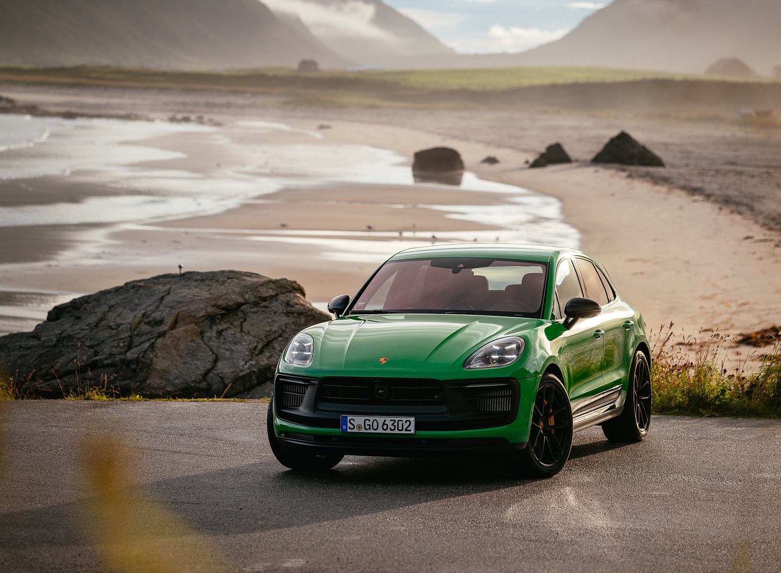 2022 Porsche Macan GTS with Sport package (Color: Python Green) Front Three-Quarter Wallpapers #111 of 229