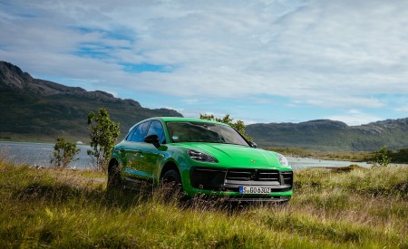 2022 Porsche Macan GTS with Sport package (Color: Python Green) Front Three-Quarter Wallpapers 450x275 (97)