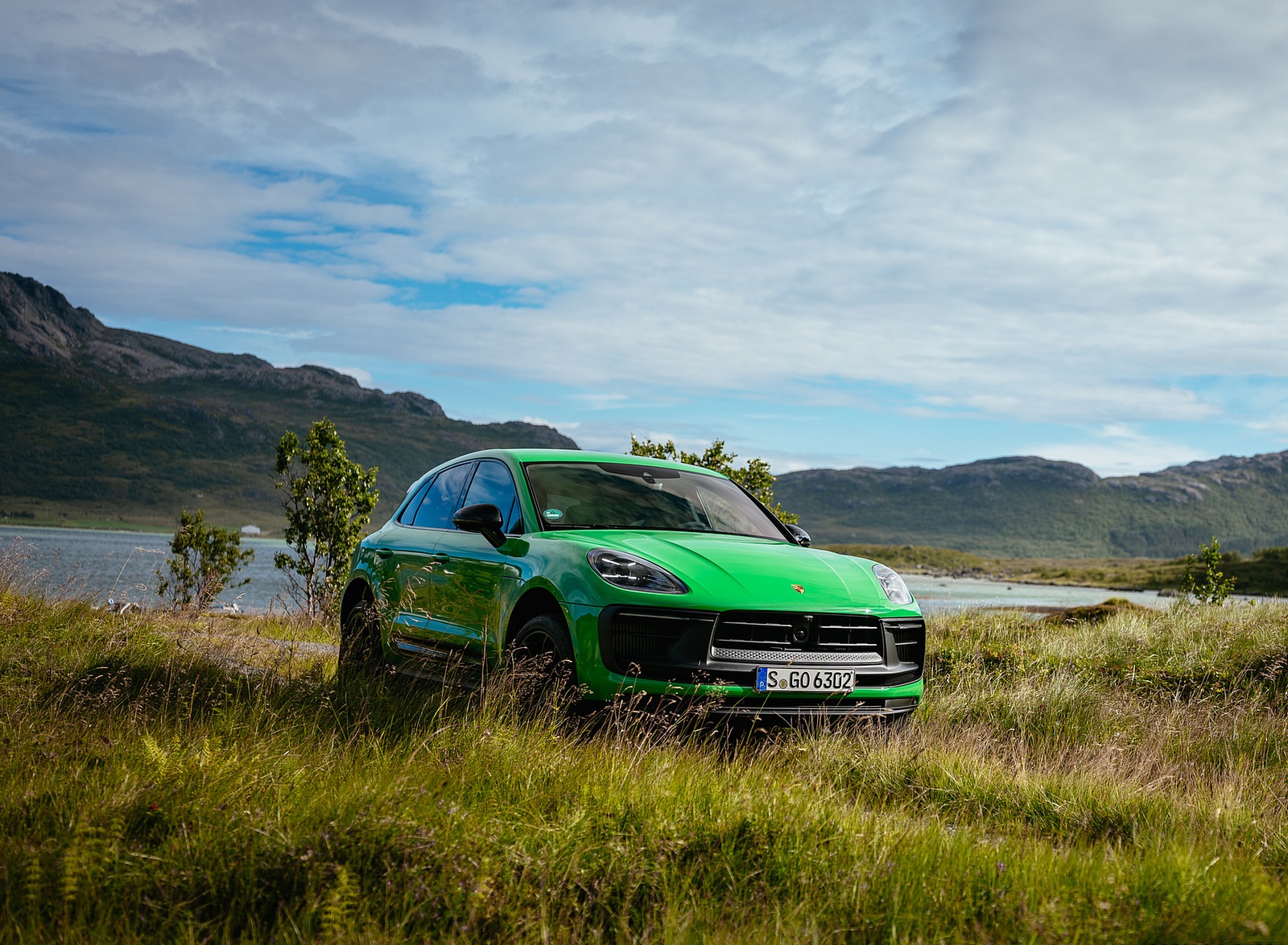 2022 Porsche Macan GTS with Sport package (Color: Python Green) Front Three-Quarter Wallpapers #97 of 229