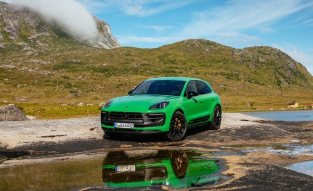 2022 Porsche Macan GTS with Sport package (Color: Python Green) Front Three-Quarter Wallpapers 450x275 (95)