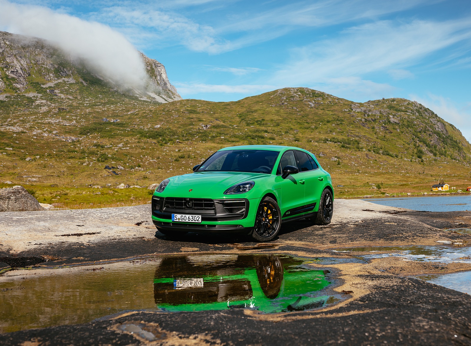 2022 Porsche Macan GTS with Sport package (Color: Python Green) Front Three-Quarter Wallpapers #95 of 229