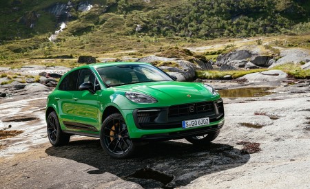 2022 Porsche Macan GTS with Sport package (Color: Python Green) Front Three-Quarter Wallpapers 450x275 (92)