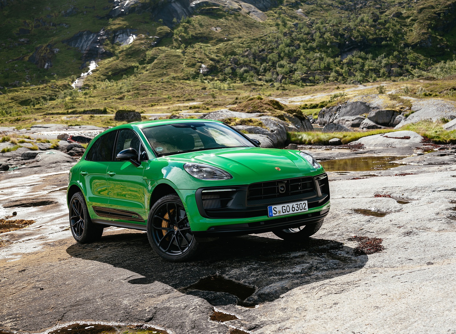 2022 Porsche Macan GTS with Sport package (Color: Python Green) Front Three-Quarter Wallpapers #92 of 229