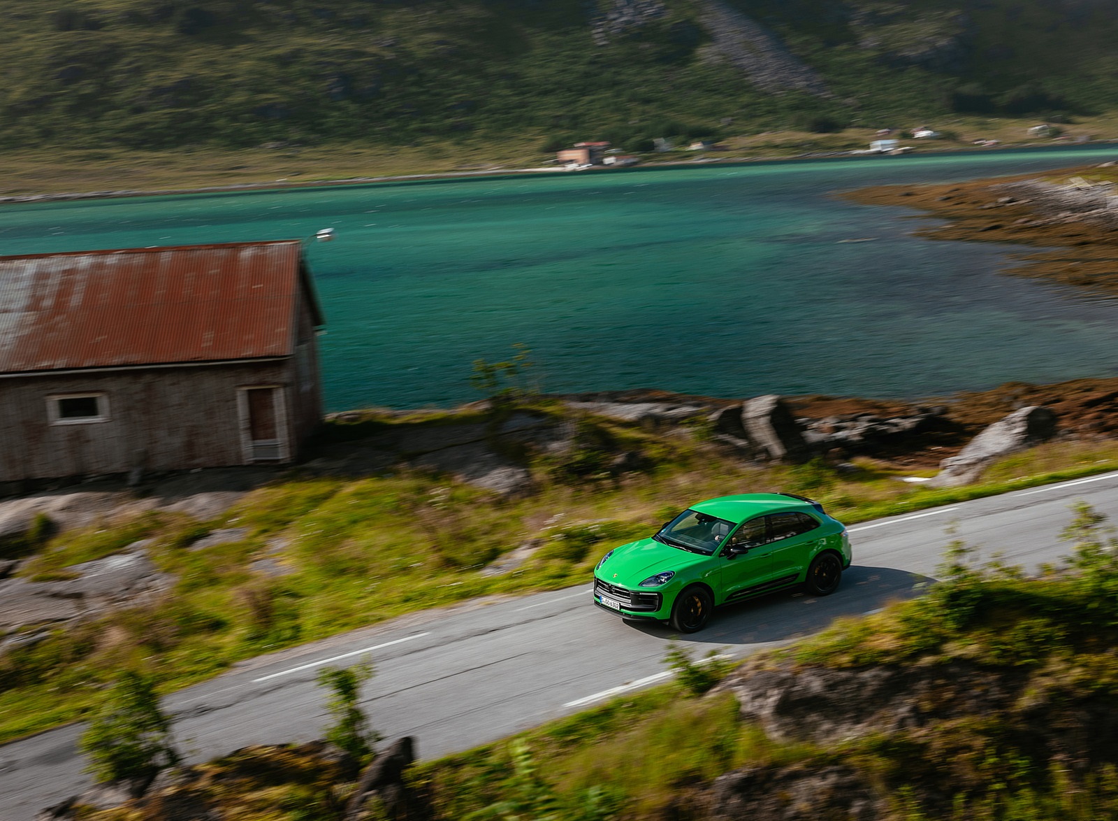 2022 Porsche Macan GTS with Sport package (Color: Python Green) Front Three-Quarter Wallpapers #80 of 229